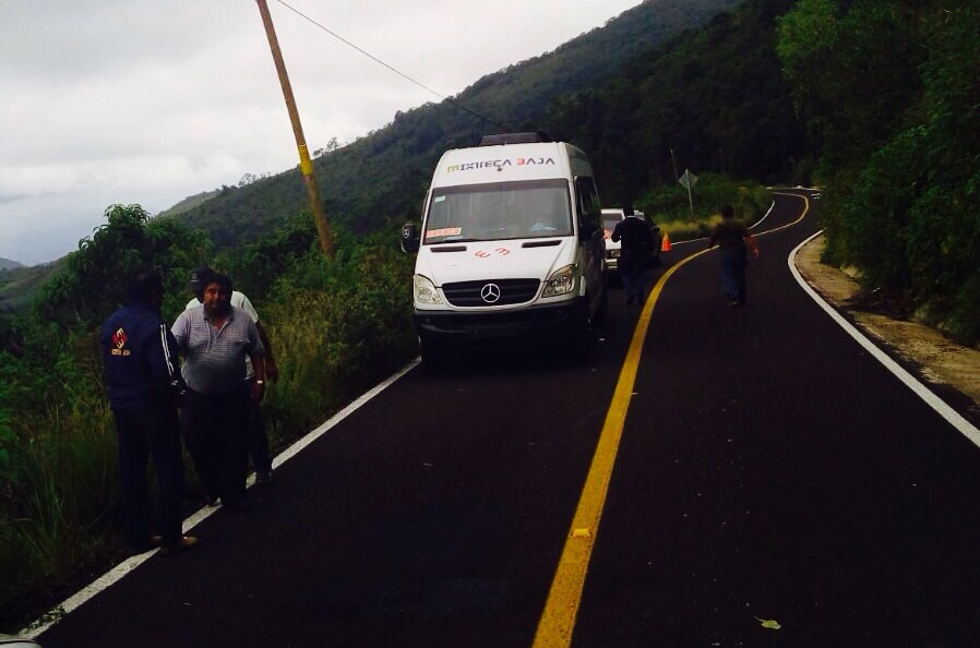 Intento de asalto a transporte público en la Mixteca deja un muerto y una persona herida