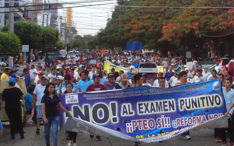 Marchan maestros de la 22 en el marco del inicio del ciclo escolar “alternativo”
