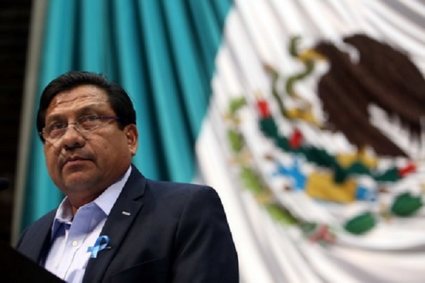 No evadiré mi responsabilidad, dice Rosendo Serrano y regresa plaza de maestro