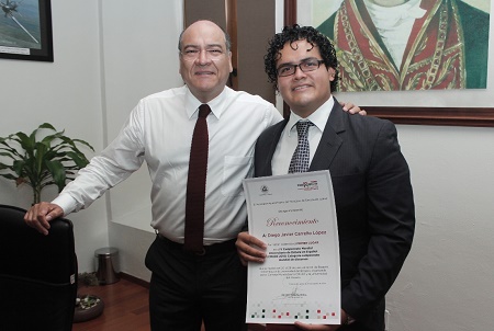 Regidores capitalinos reconocen a universitario ganador en el V Campeonato Mundial de Debate en Español