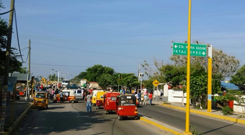 Bloquean campesinos y mujeres piden empleo temporal y apoyos al campo en Juchitán