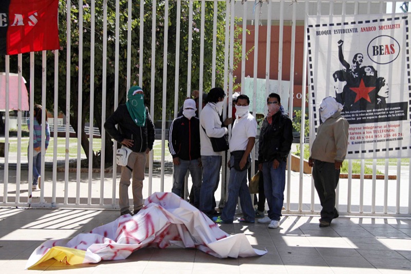 Anarquistas toman CU; bloquean con camiones y les quitan la cuenta 