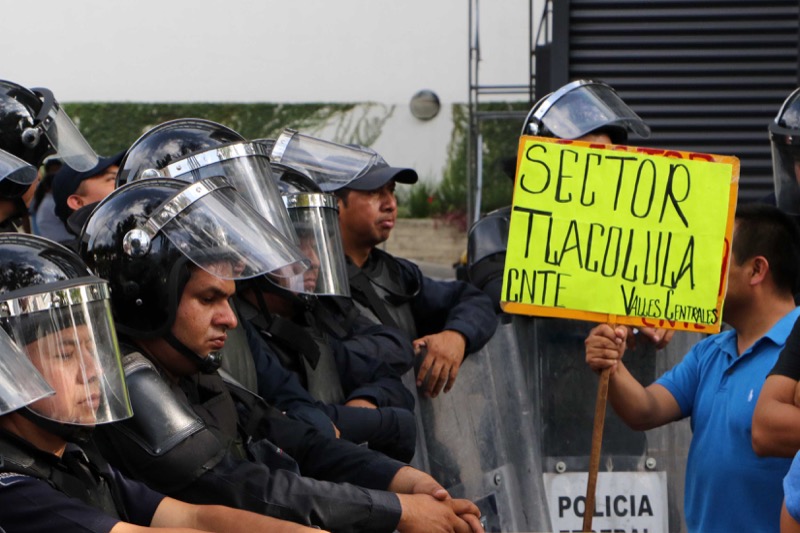 Policías Federales toman tiendas departamentales ante amenaza de maestros y…logran su propósito