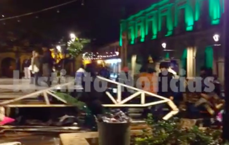 En la víspera de «El Grito», desalojan plantón magisterial del zócalo de la capital oaxaqueña
