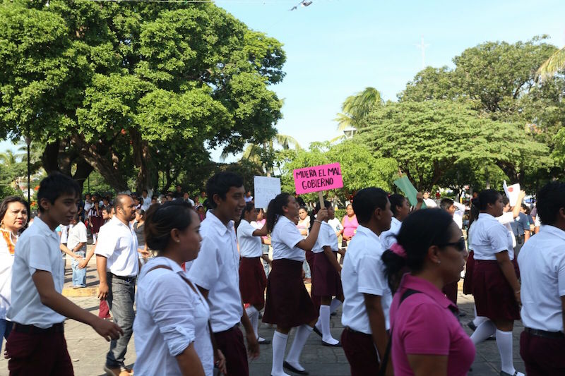 Maestros y estudiantes de la Sección 22 encabezan desfiles alternos en el Istmo