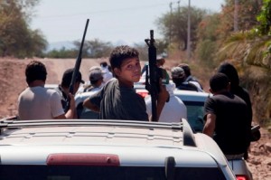 El niño autodefensa. Foto ganadora del Premio Nacional de Periodismo. Autor: Miguel Dimayuga.