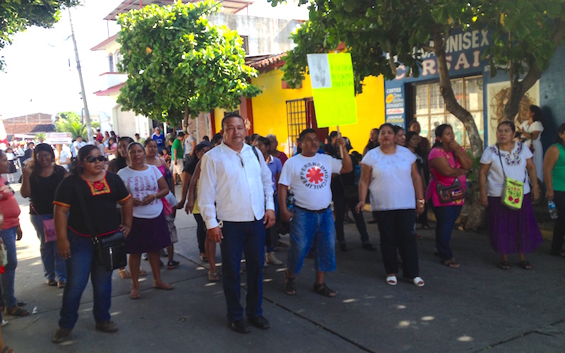 Protestan en desfile conmemorativo al 5 de Septiembre en Juchitán