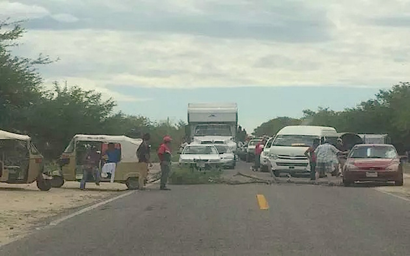 Por unidades irregulares, mototaxistas bloquean carretera del Istmo; impiden paso a la capital