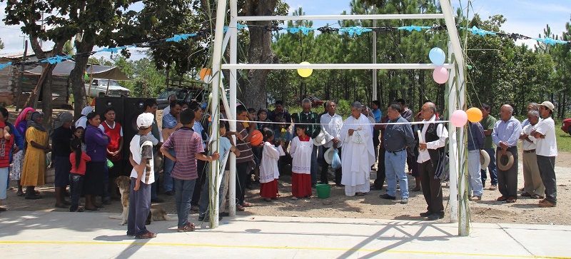 Inaugura diputado Alejandro Martínez cancha de Rancho Encino, Ayutla