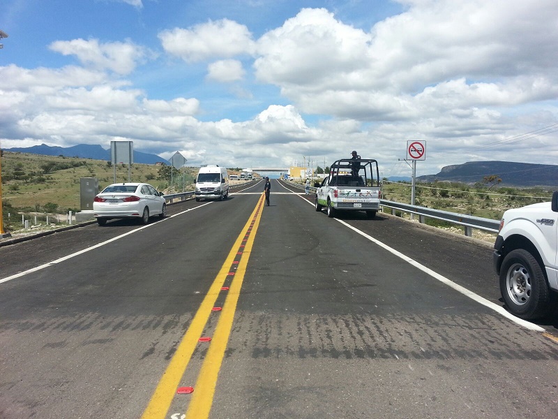Inauguran tramo carretero Mitla-Albarradas de apenas 28.8 km que se construyó en…16 años