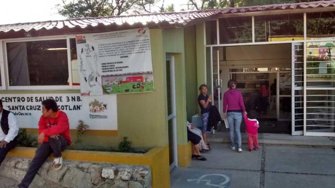 Mujer parió en un automóvil por un paro de «brazos caídos» en Centro de Salud de Xoxocotlán