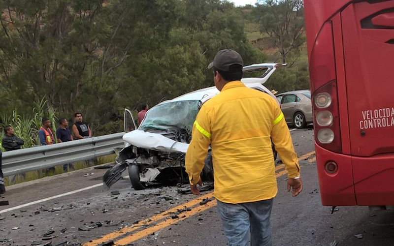 ADO impacta a dos vehículos cerca de Nochixtlán; saldo 4 muertos y 1 herido