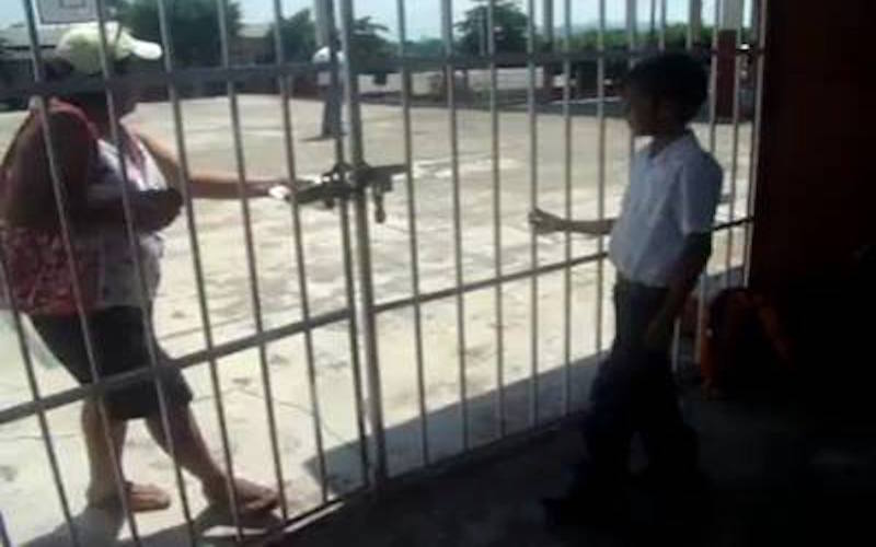 En Tuxtepec, director de primaria “Lázaro Cárdenas” impide acceso a infante por no pagar cuota de inscripción