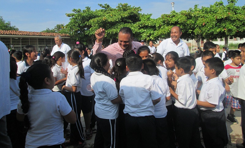 Emotivo banderazo de techado en primaria Margarita Maza de Juárez