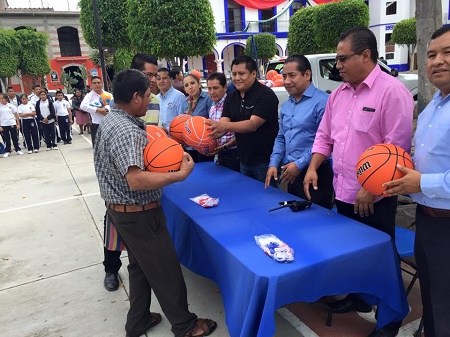 Diputado Jefté Méndez entregó material deportivo en escuelas de Mitla