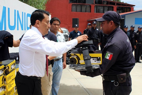 Entrega gobierno de Xoxo uniformes a policías