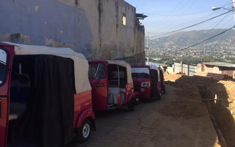 Paran obra de drenaje mototaxistas de la colonia Adolfo López Mateos 
