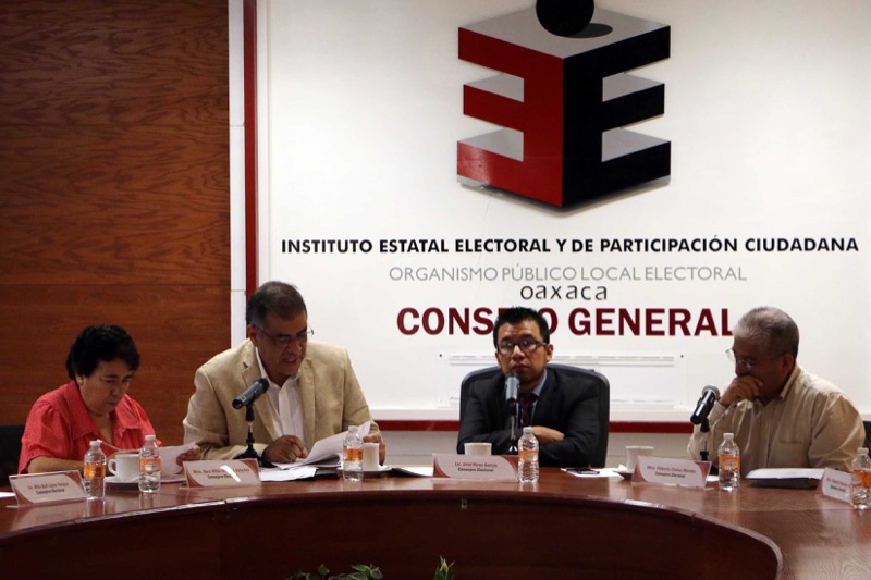 A dos días de su consulta ciudadana, Gabino Cué aceptar retirar publicidad del Centro de Convenciones