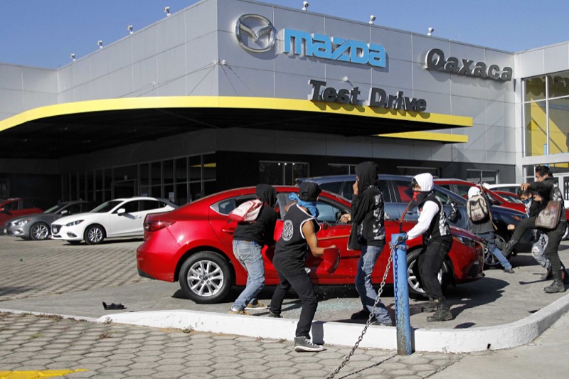 Daños a agencias de autos, a un cajero y aproximadamente 50 personas detenidas por 2 de Octubre