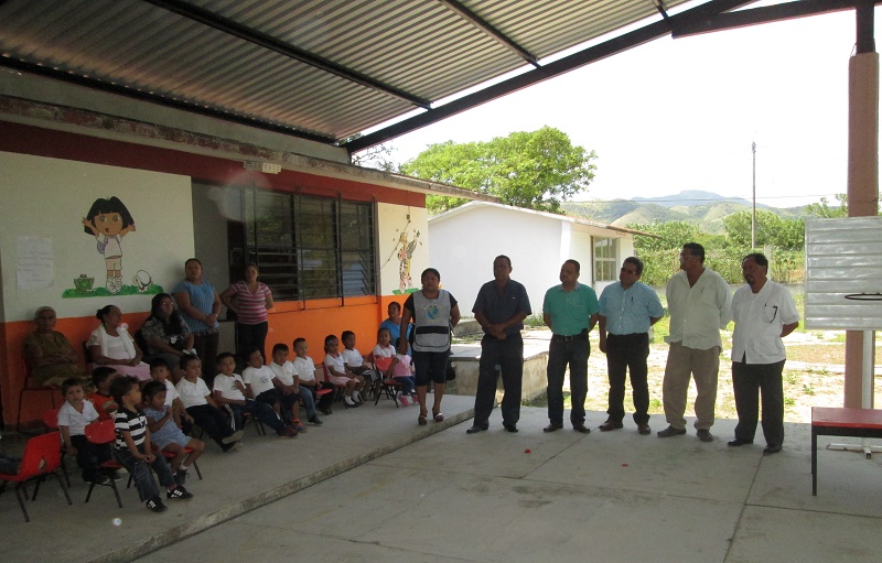 Ayuntamiento ixtaltepecano entrega techado y sanitarios a jardín de niños en Chivela