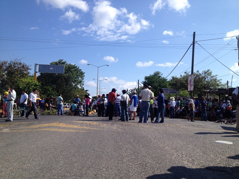 Maestros de la Sección 22 bloquean carreteras en Istmo de Tehuantepec
