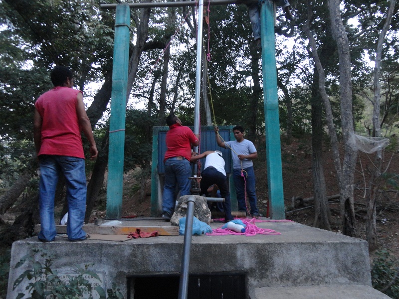 Ayuntamiento ixtaltepecano entrega bomba para agua potable en Mazahua