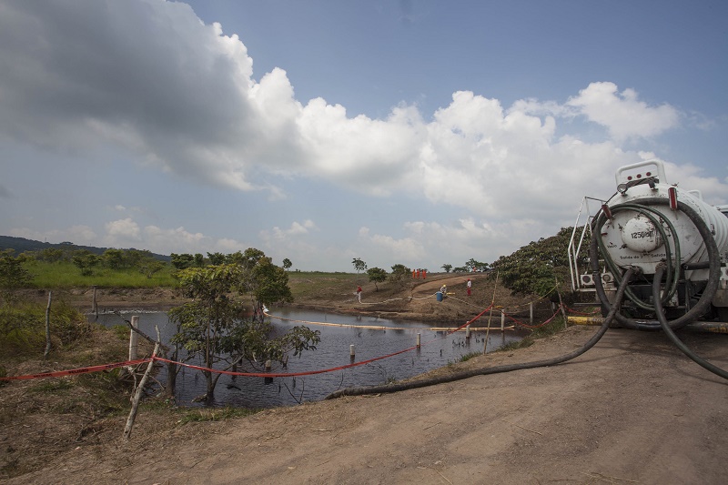 Derrame de gasolina ocasionó cierre de carretera y afectaciones a campesinos