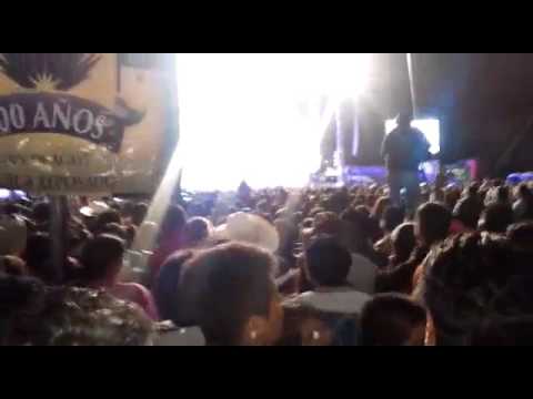Abuchean al senador Robles Montoya en baile popular de Los Tigres del Norte