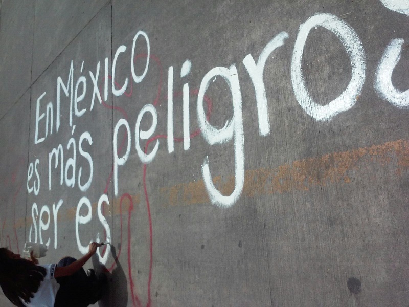 Normalistas realizan marcha para exigir aparición con vida de estudiantes de Ayotzinapa
