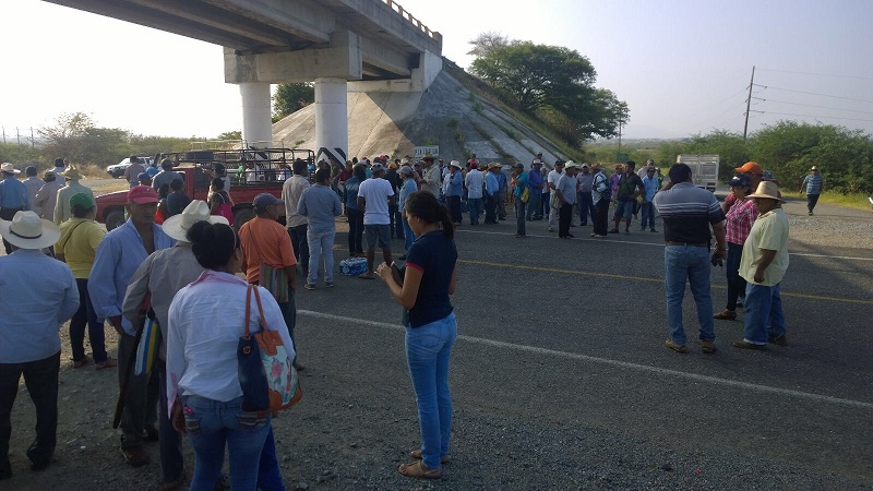 Bloquean sorgueros carretera federal, exigen pago de siniestro agrícola por sequía