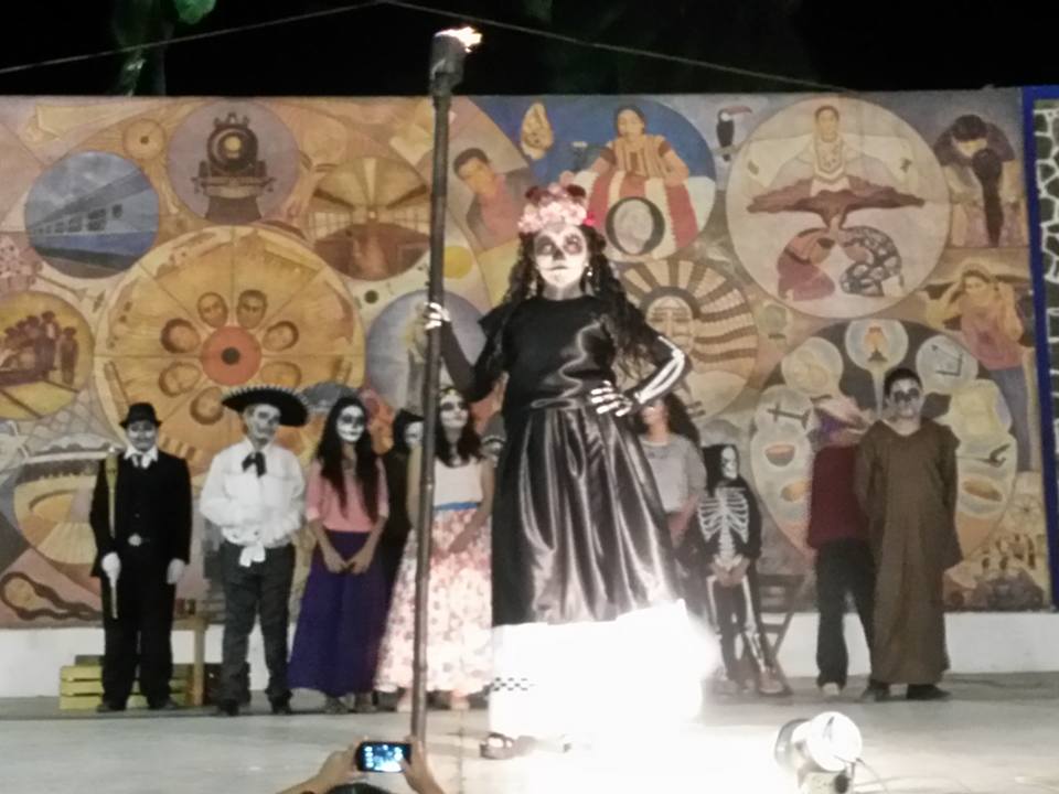 Alumnos de secundaria realizan obra de teatro en honor a los 43 normalistas