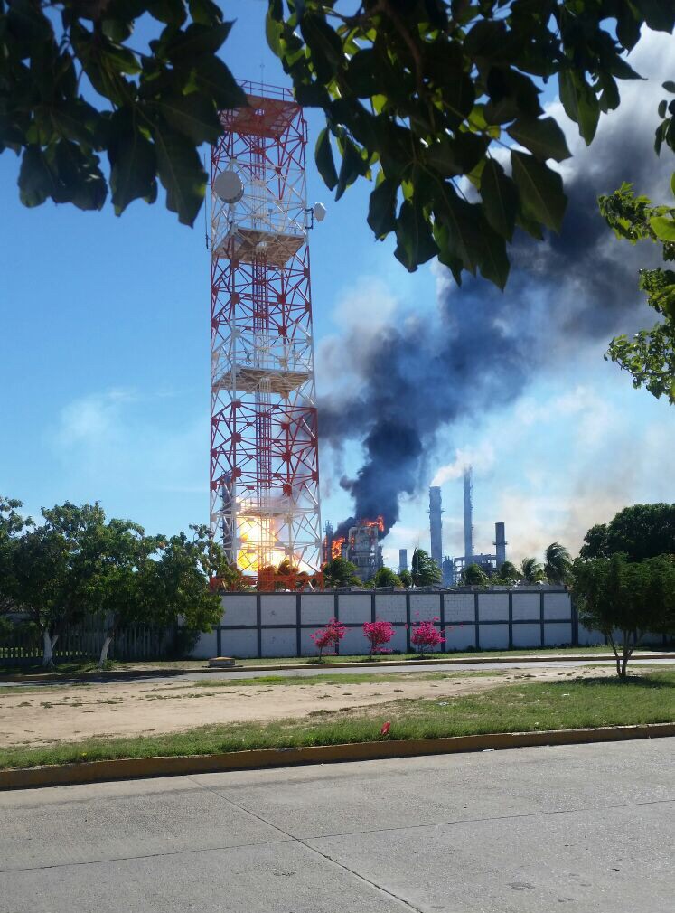 Explosión en Refinería de Pemex deja tres heridos y desalojan a los trabajadores