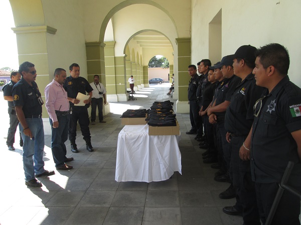 Alcalde Rubén Antonio Altamirano, entrega uniformes a policías municipales