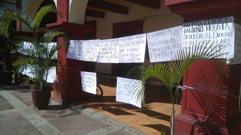 Instalan plantón en palacio municipal de Santa Lucía del Camino