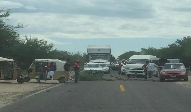 Bloquean transportistas vía a capital oaxaqueña