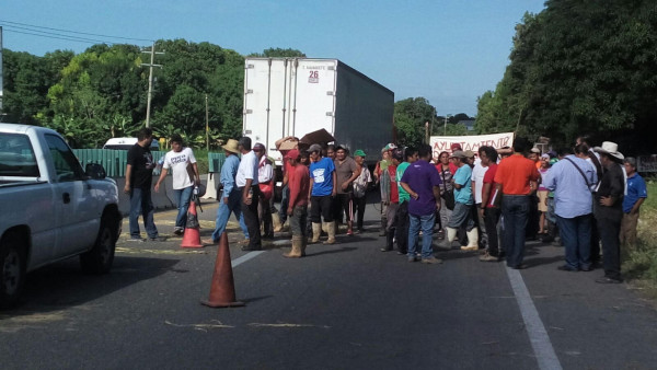 Migrantes de Guatemala cierran carretera en Chiapas en protesta contra autoridades municipales