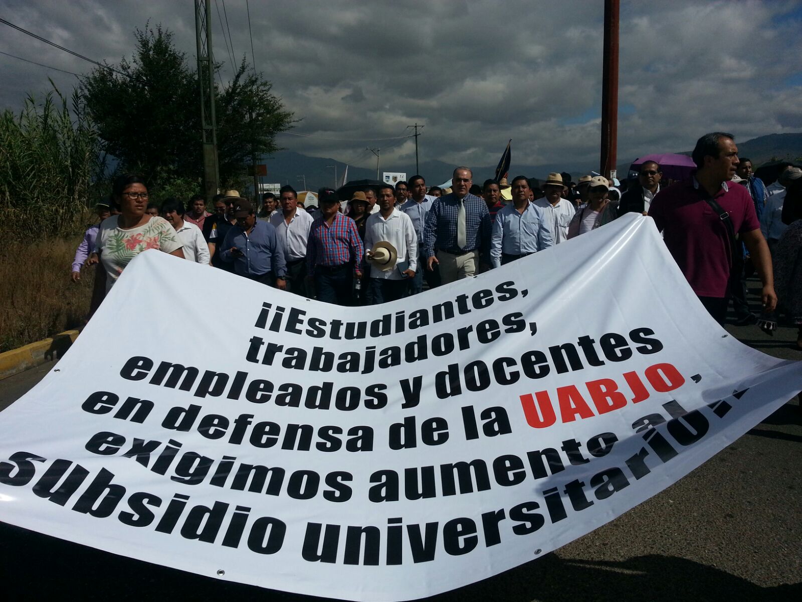 Rector de UABJO encabeza marcha para exigir aumento del 50 % a su presupuesto anual