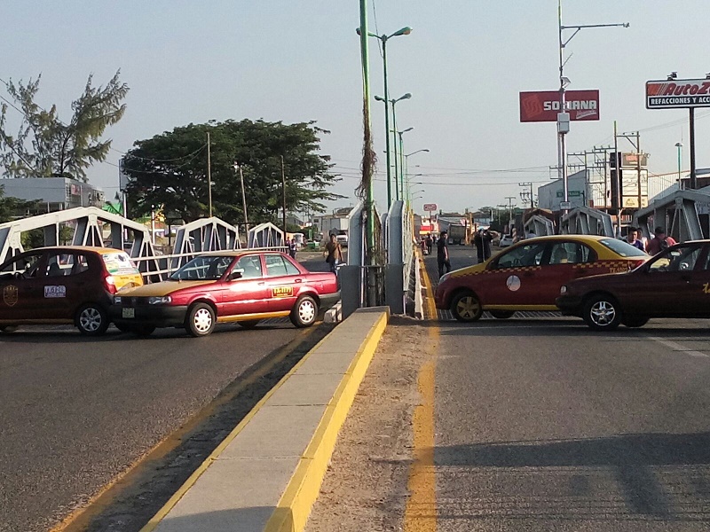 Cumple 30 horas bloqueo de taxistas en Juchitán