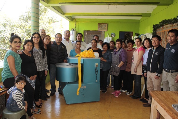Entregan equipo a mujeres emprendedoras de Santa Rosa Panzacola y San Juan Chapultepec