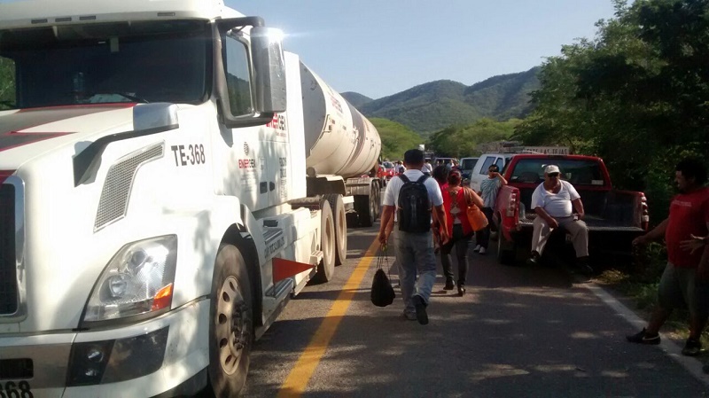 Comuneros bloquean carretera federal, no hay paso a la capital oaxaqueña