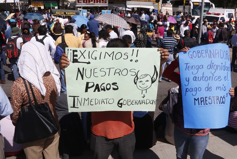 Sección 22 presenta 30 amparos porque IEEPO dejó  de pagar a seis mil maestros