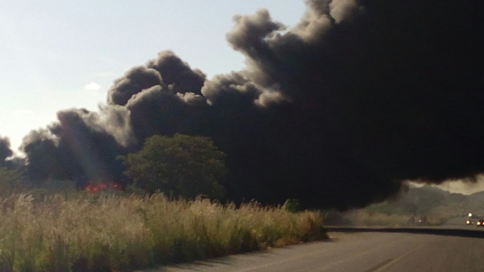 Explosión en expendio de combustible acaba con un comedor,  talachería y dos vehículos