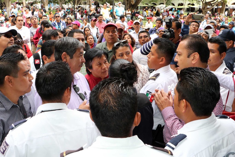 Policía dispersa a maestros de la S 22 con gases lacrimógenos para impedir entrega de agenda política