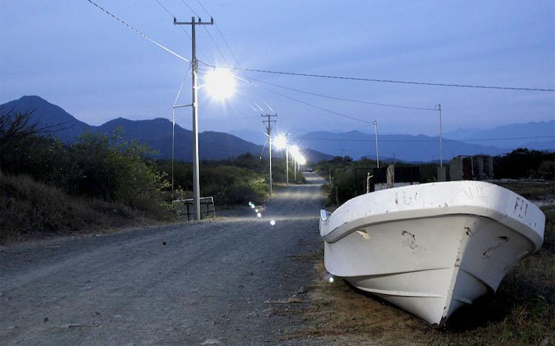 Después de 25 años se iluminó Playa Chipehua en Oaxaca