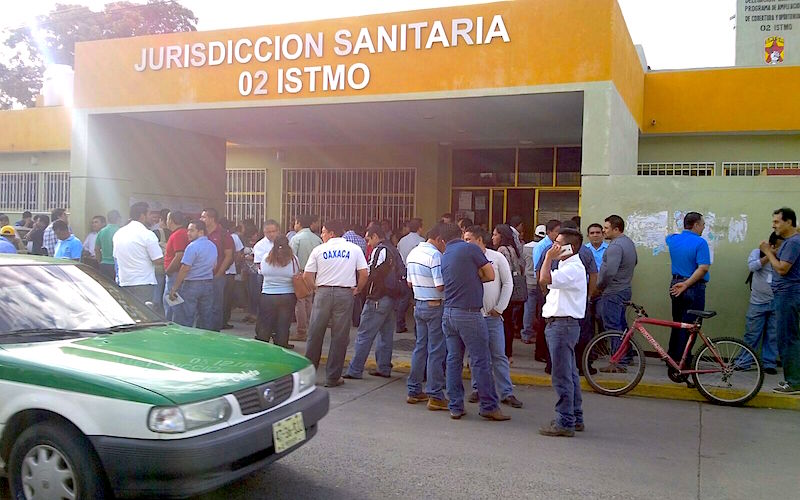 Trabajadores toman la Jurisdicción Sanitaria del Istmo