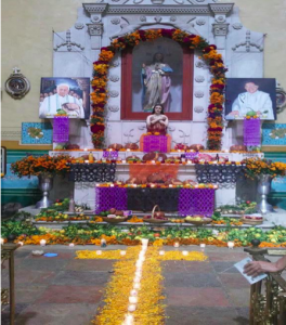 Altar en donde las rezadoras realizan el tradicional rosario de Día de Muertos, en Ejutla de Crespo, Oaxaca.