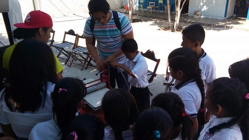 Nómada recorre escuelas para fomentar la lectura en niños