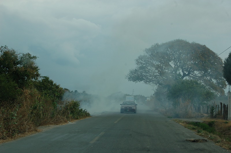 Denuncian automovilistas contaminación por quema de basura en Juchitán