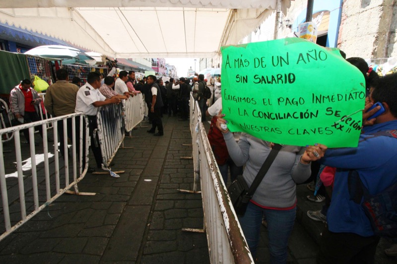 Sección 22 exige pago de salarios atrasados; protesta en Audiencia Pública del Gobernador