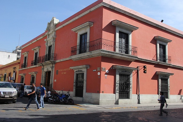 La Dirección de Obras y Servicios de la UABJO remodela la Facultad de Arquitectura “5 de Mayo”